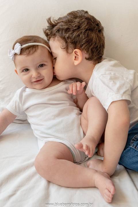irmão beijando a irmanzinha'