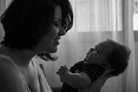 mãe e bebe se olhando'
