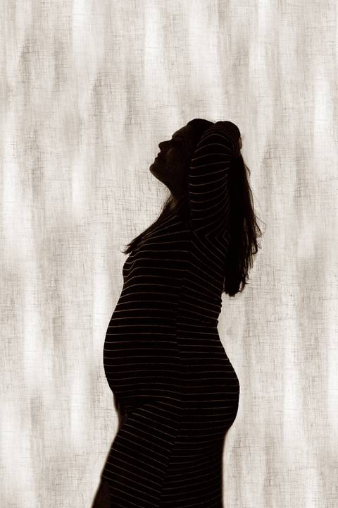 Mãe grávida posando para foto'