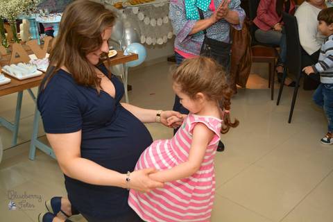 mãe grávida com a filha pequena'