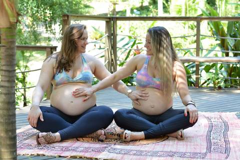 Mães grávidas colocando a mão na barriga'