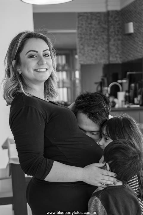 mãe grávida recebendo carinho da família'