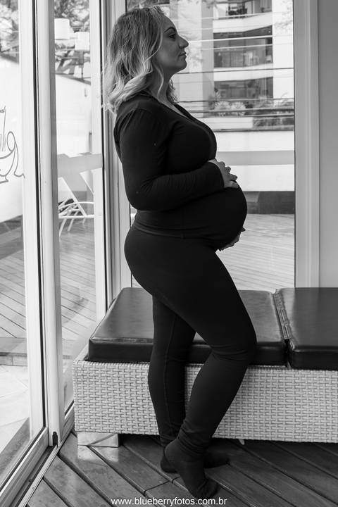 mãe gravida posando de lado'