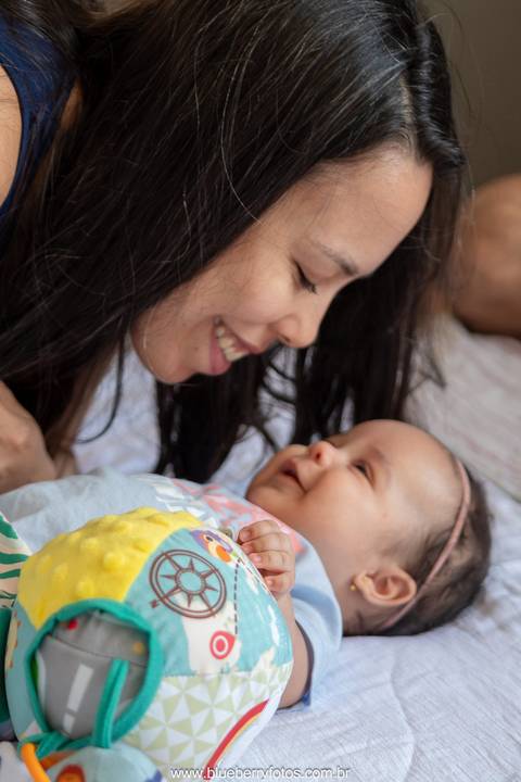 mãe sorri para a filha'