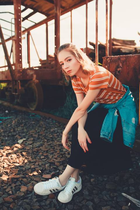 ensaio Vanusa, um ensaio urbano cheio de fortes expressões, na linha do trem '