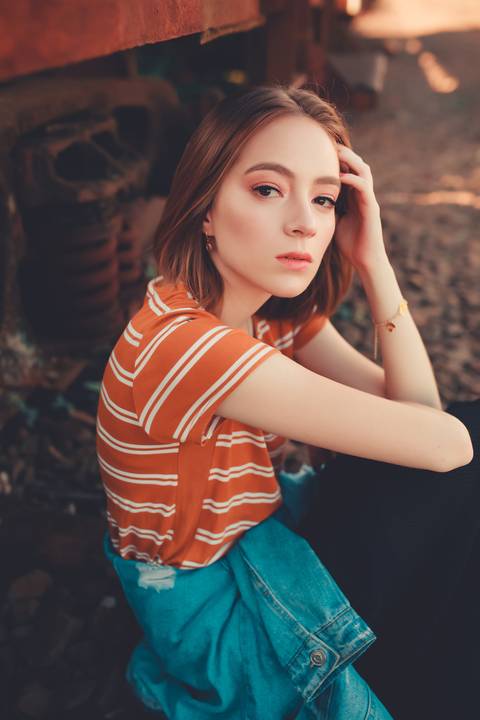 ensaio Vanusa, um ensaio urbano cheio de fortes expressões, mãos no cabelo'