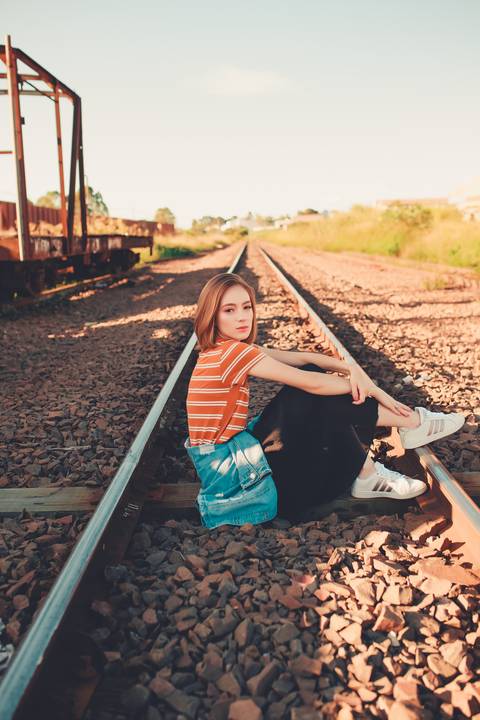 ensaio Vanusa, um ensaio urbano cheio de fortes expressões, linha do trem'