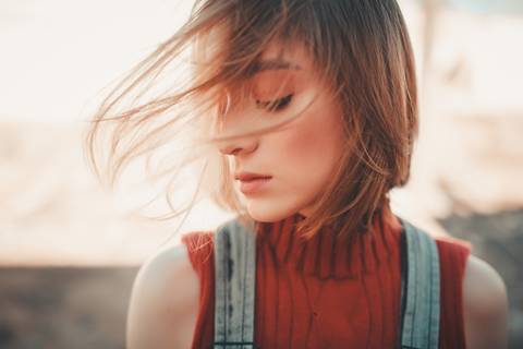 ensaio Vanusa, um ensaio urbano cheio de fortes expressões, vento no rosto'