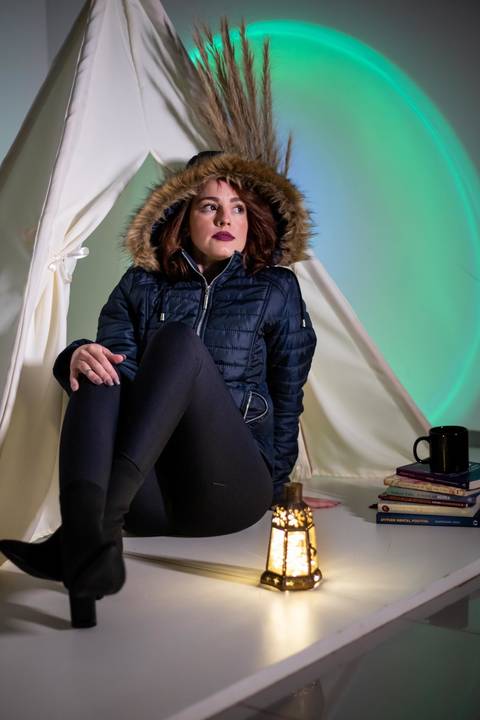 Mulher usando casaco azul'