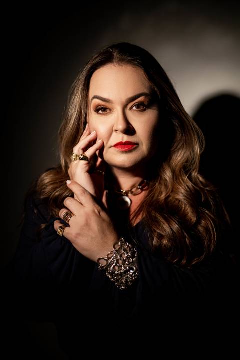 Mulher com as maõs no rosto'