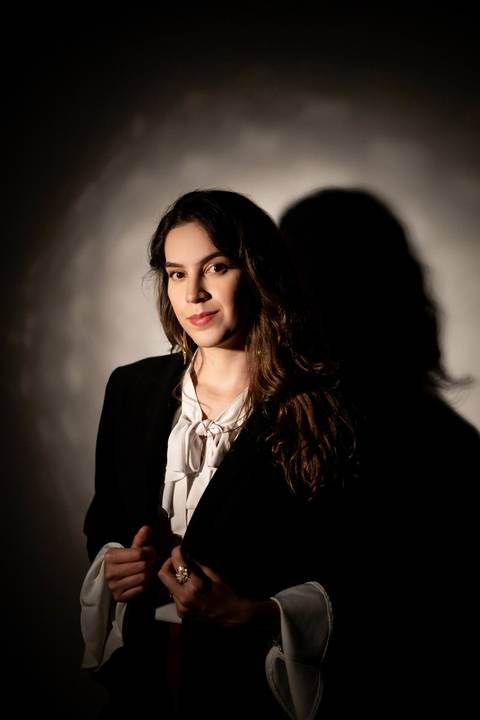 Mulher olhando para luz'