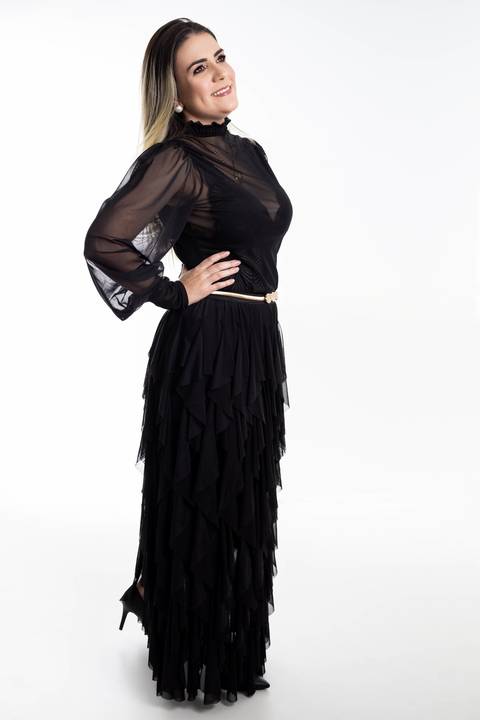 Mulher vestidade roupa preta'