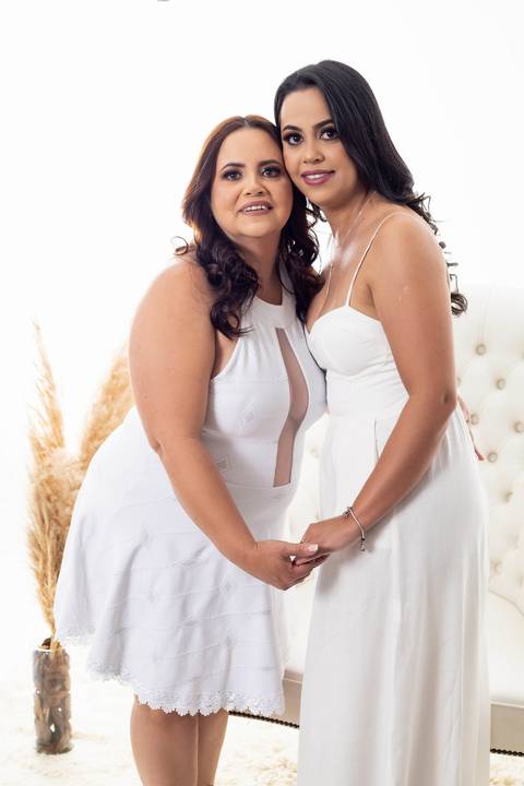 Mae e filha abraçadas'