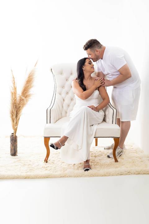 Mulher olhando para um homem e os dois estão vestidos de brancos'