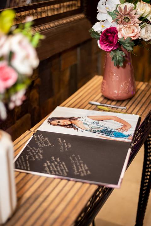 caderno caneta sobre uma mesa'