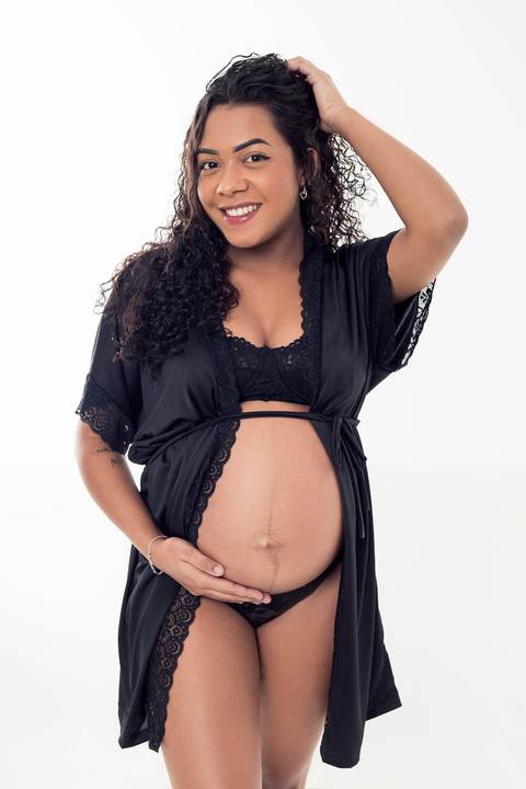 Mulher vestida de roupa preta gravida'