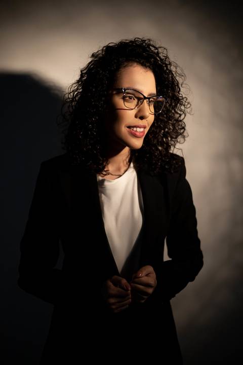 Mulher com terno preto usando oculos'