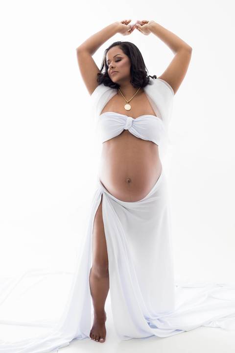 mulher envovida em tecido branco'