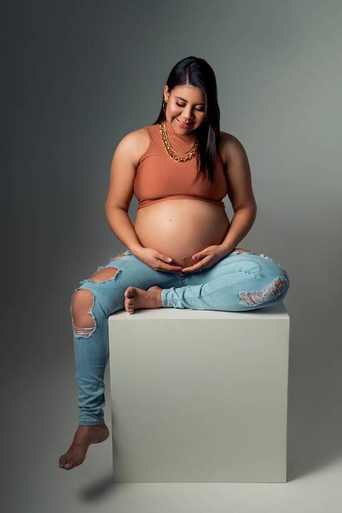 Mulher sentada gravida feliz'