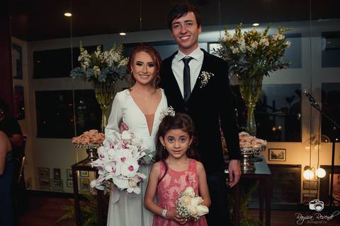 casamento; flores; carório; uberaba; casamento uberaba; minas gerais; brasil; casamentos; noiva; noivo; casados; vestido de noiva; terno e gravata; vestida de branco; madrinhas; amigas; amizade;; familia; daminha; dama de honra;'