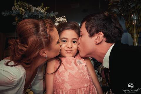 casamento; flores; carório; uberaba; casamento uberaba; minas gerais; brasil; casamentos; noiva; noivo; casados; vestido de noiva; terno e gravata; vestida de branco; madrinhas; amigas; amizade;; familia; dama; daminha de honra'