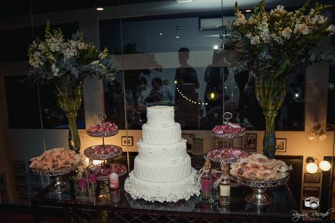 casamento; flores; carório; uberaba; casamento uberaba; minas gerais; brasil; casamentos; noiva; noivo; casados; vestido de noiva; terno e gravata; vestida de branco; madrinhas; amigas; amizade;; familia; bolo; decoração; mesa decorada; bolo de casamento;'