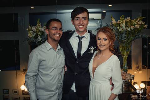 casamento; flores; carório; uberaba; casamento uberaba; minas gerais; brasil; casamentos; noiva; noivo; casados; vestido de noiva; terno e gravata; vestida de branco; madrinhas; amigas; amizade;; familia;'