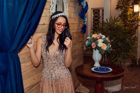 aproveitamos a decoração da festa com pisca pisca azul e fizemos fotos profissionais como em uma sessão de fotos para debutantes de 15 anos, sendo possivel criar a partir de varios cenarios no proprio salão de festas do Deauville Buffet'