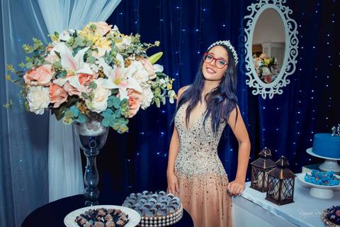 aproveitamos a decoração da festa com pisca pisca azul e fizemos fotos profissionais como em uma sessão de fotos para debutantes de 15 anos, sendo possivel criar a partir de varios cenarios no proprio salão de festas do Deauville Buffet'