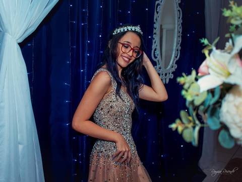 aproveitamos a decoração da festa com pisca pisca azul e fizemos fotos profissionais como em uma sessão de fotos para debutantes de 15 anos, sendo possivel criar a partir de varios cenarios no proprio salão de festas do Deauville Buffet'