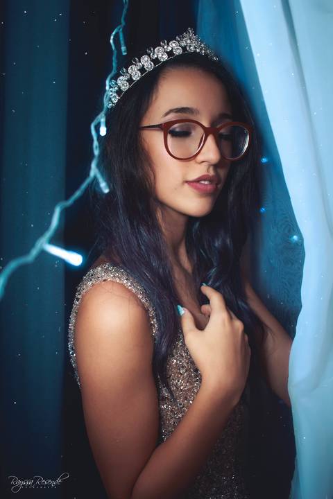 aproveitamos a decoração da festa com pisca pisca azul e fizemos fotos profissionais como em uma sessão de fotos para debutantes de 15 anos, sendo possivel criar a partir de varios cenarios no proprio salão de festas do Deauville Buffet'