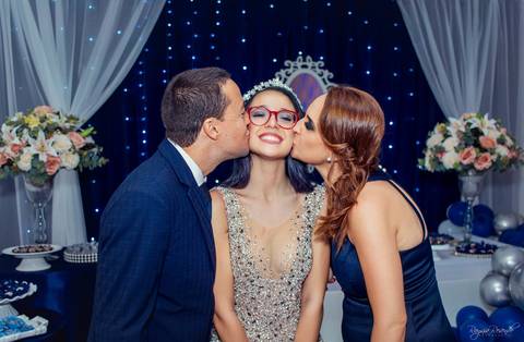 Uma festa toda decorada na cor azul para uma menina que faz 15 anos, debutante e seu vestido era azul marinho. Tudo foi muito emocionante, a entrega do anel, a valsa, as mensagens dos amigos e dos familiares foi muito bonito. A equipe Deauville Buffet'