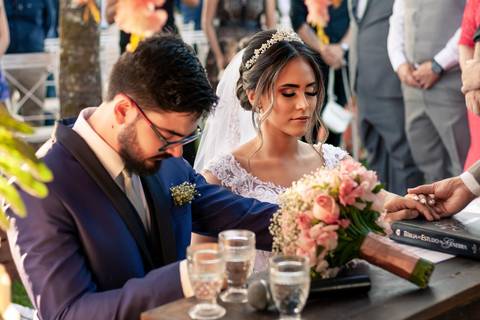 noivos em momento de oração'