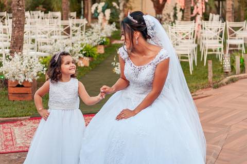 momento fofo entre noiva e sua dama de honra'