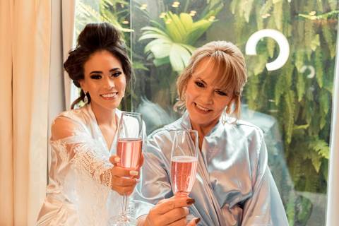 momento mãe e filha na banheira tomando um vinho'