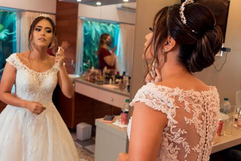 noiva se admirando antes do casamento'