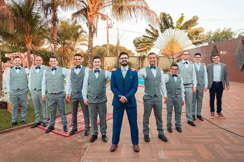 noivo e os padrinhos de casamento'