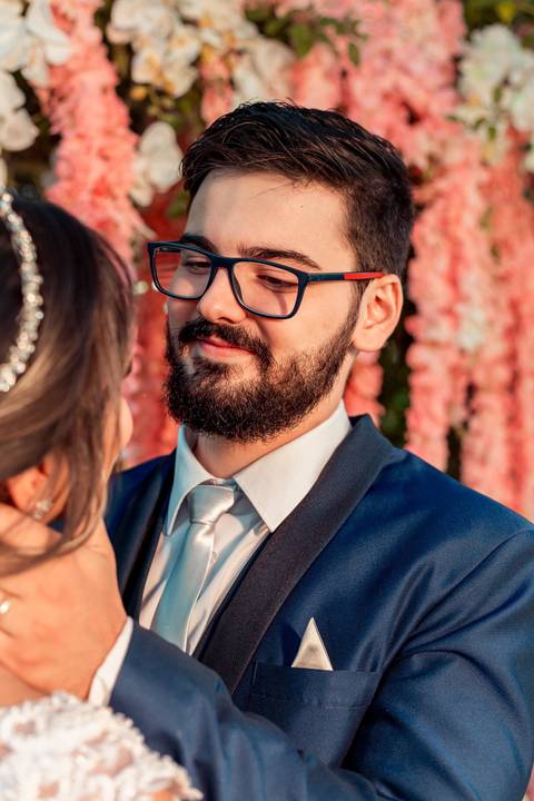 noivo emocionado ao receber o seu amor'