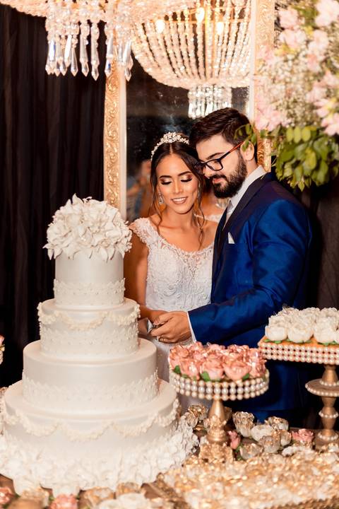 noivos cortando o bolo '