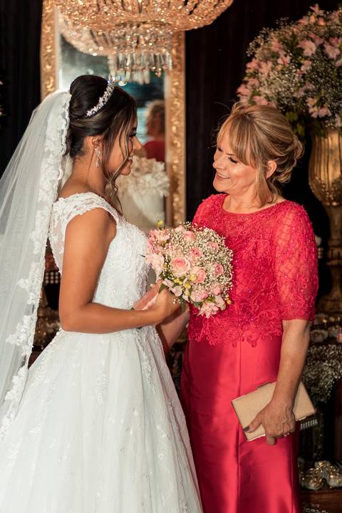 mãe e filha emocionadas'