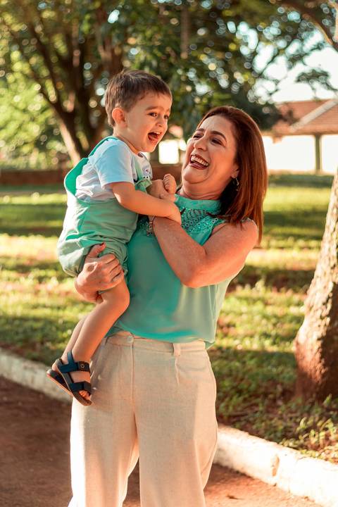 vó e neto brincando'