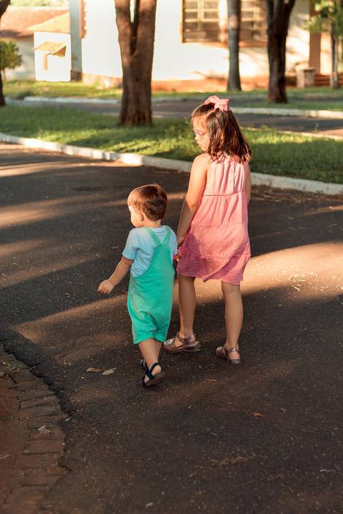 irmãos passeando pela rua '