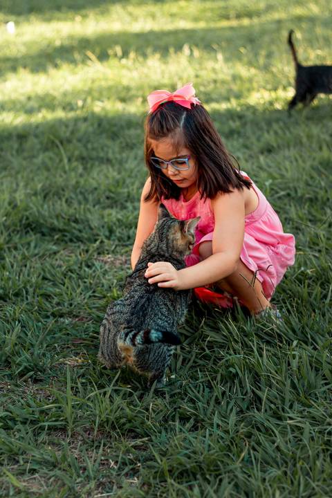 menina e o gatinho'