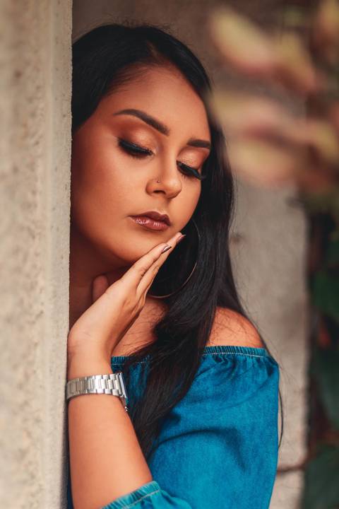 menina de 15 anos com a mão no rosto bem plena'