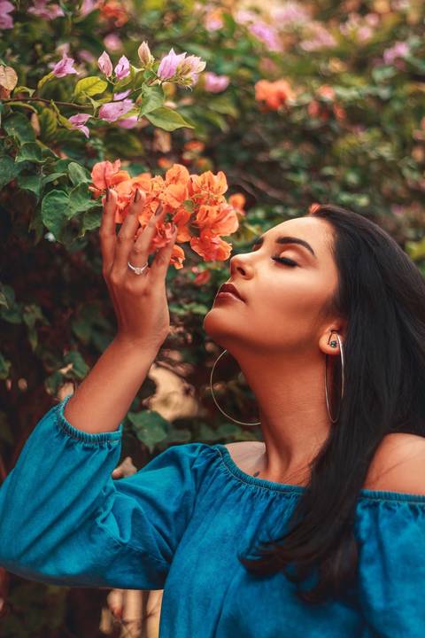 debutante sentindo o cheiro das flores'