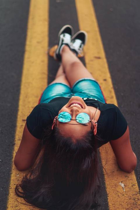 menina de 15 anos na faixa amarela da rua '