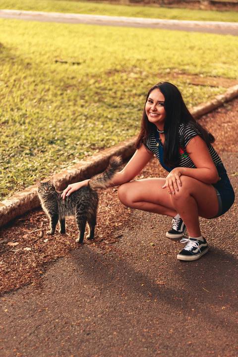 menina de 15 anos brincando com um gatinho '