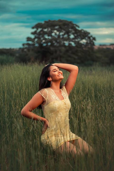 debutante feliz no campo'