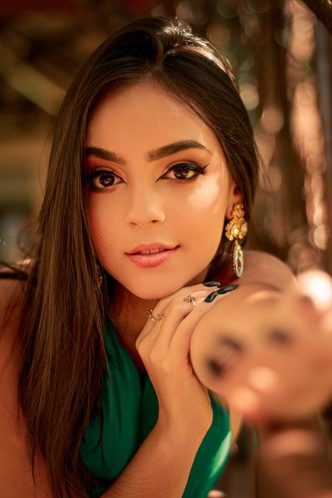 menina de 15 anos apoiada no corrimão bem plena'