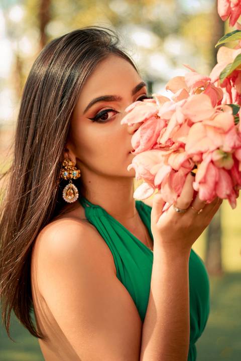 menina de 15 anos cheirando às flores'